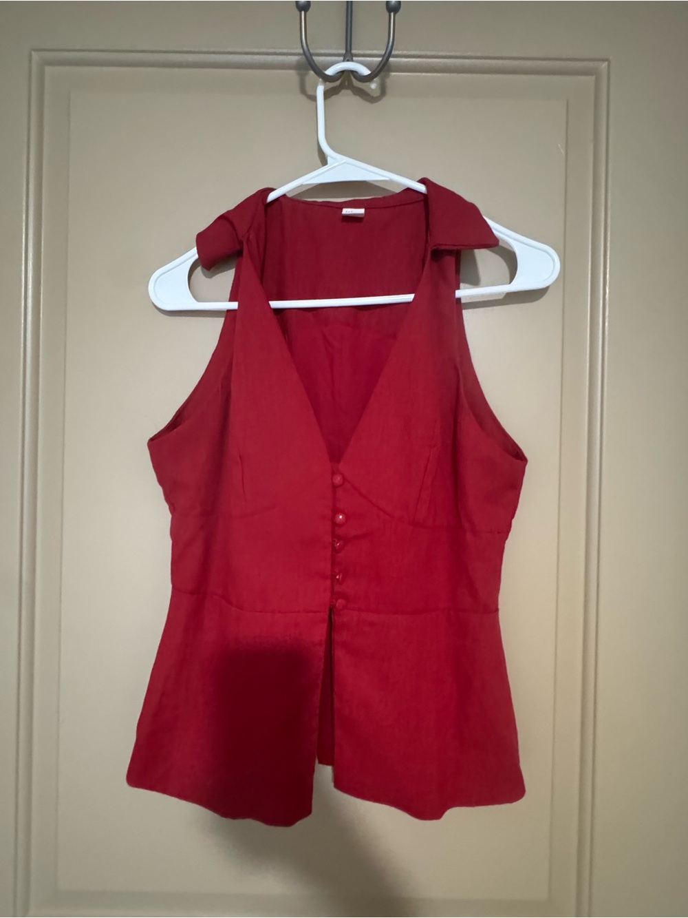 Sleeveless Red Button-Front Collared Top - Picture 3 of 3